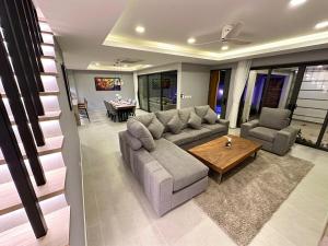 Super Luxury 3 Bedroom Private Pool Villa with Jacuzzi, Near 711, 10 minutes to Walking Street and Pattaya Beach - MT8