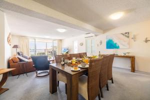 Portofino, 1,7 Laman Street - First floor unit with beautiful views, air con and Wi-Fi and close to town