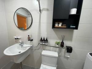 lStayDearl DMC Station walk 3 minutes l Hongdae 1 stop l Seoul Station 3 stops l Itaewon 20 minutes