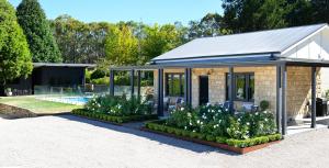 Adelaide Hills luxury cottage spectacular views