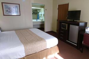 King Room - Smoking  room in Travelodge by Wyndham Knoxville East