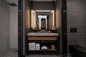 Queen Room with Two Queen Beds and Pool View room in Thompson Austin