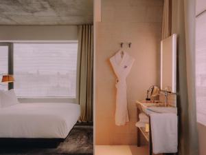 Maison Heler Metz, Curio Collection By Hilton