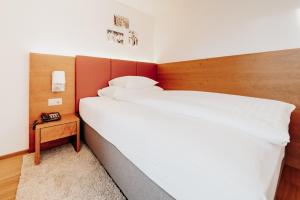 Standard Grandlit with Balcony and Mountain View room in Parkhotel Schoenegg