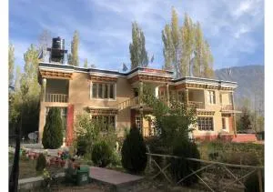 The Latsas - Charāsa