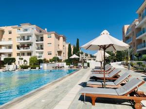 Sunny 2-bedroom Apartment - Pool, Gym & Balcony Views - Elysia park- Center Paphos