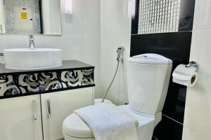 Vserve - 1 BR Iconic Burj Khalifa full view