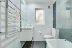 Art Deco 2-Bed Close to City and Harbour