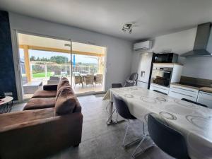 En Ardèche, maison de vacances LOdalys climatisée avec sa piscine privée et chauffée