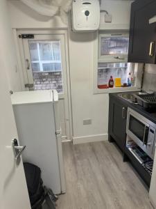 1B, zone 2 Westbourne Park , sleeps 4