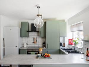 Bright spacious 1Bed w parking - Pass the Keys