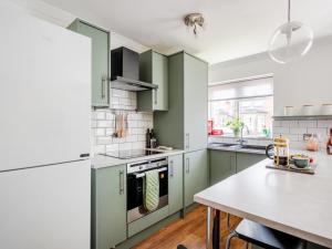 Bright spacious 1Bed w parking - Pass the Keys