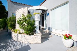 Family friendly house with a swimming pool Brodarica, Sibenik - 24117