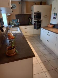 B&B / Chambres d'hotes Maison familiale entouree de verdure pres d-Arcachon, plages et Golfs : photos des chambres