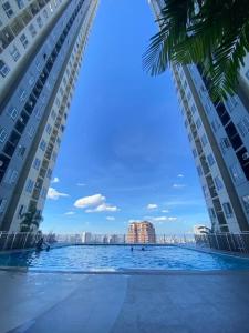 Netflix and Chill & Pool access with overlooking QC