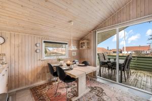 Cozy Holiday Home With A Large Enclosed Terrace,
