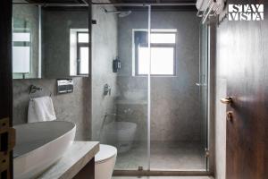 StayVista at Villa Tesoro with Outdoor Pool, WiFi
