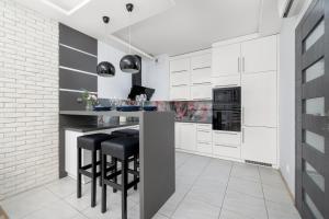 Nowoczesny & Klimatyzowany Apartament z Parkingiem by Noclegi Renters