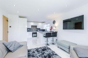 Modern 1BR Apartment in Whitefield, Manchester with Private Parking