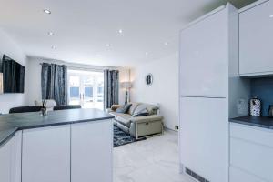 Modern 1BR Apartment in Whitefield, Manchester with Private Parking