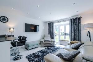 Modern 1BR Apartment in Whitefield, Manchester with Private Parking