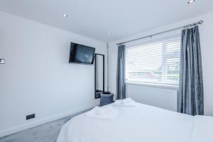 Modern 1BR Apartment in Whitefield, Manchester with Private Parking