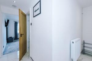 Modern 1BR Apartment in Whitefield, Manchester with Private Parking