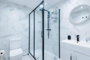 Modern 1BR Apartment in Whitefield, Manchester with Private Parking