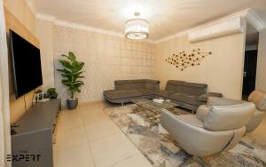 Luxury 2BR Near the Airport