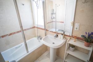 Best sea views and walk to beach 2 bed Apt RDR493