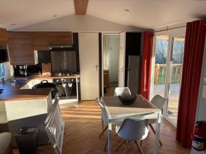 Campings Mobil home camping kerlann 6 personnes 2 chambres emplacement idyllique : photos des chambres
