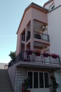 Apartments with parking spaces Novi Vinodolski - 24265