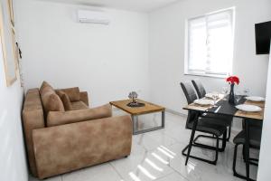 Family-friendly apartments with swimming pool Vrsi - Mulo, Zadar - 24110