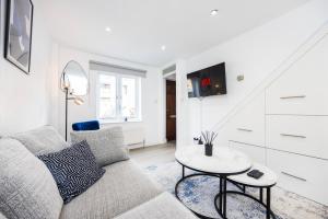 Modern Two Bedroom Home near Canary Wharf with Garden and Free Parking