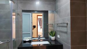 Chuỗi căn hộ Penthouse 4 phòng ngủ tầng 27 - 200m2 - view toàn cảnh vịnh Hạ Long và thành phố - Trung tâm Hạ Long