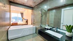 Chuỗi căn hộ Penthouse 4 phòng ngủ tầng 27 - 200m2 - view toàn cảnh vịnh Hạ Long và thành phố - Trung tâm Hạ Long