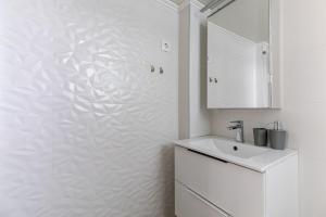 Arco - Sleek 2-BR Apt in the Heart of Athens