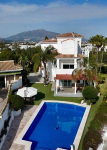 Stunning and luxury Villa in Marbella-Atalaya - 250m to GC Atalaya, 2x 18 holes and very close to the beach of San Pedro de Alcántara and Puerto Banus or Puente Romano