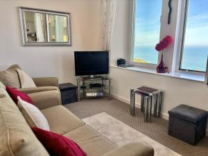 Combe Hill Flat - Parking & Seaview