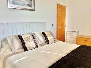 Combe Hill Flat - Parking & Seaview