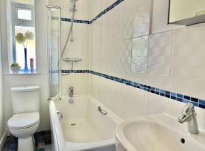 Combe Hill Flat - Parking & Seaview