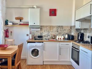 Combe Hill Flat - Parking & Seaview