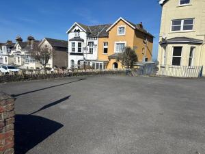 Combe Hill Flat - Parking & Seaview