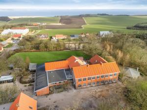 Large Pool House With 15 Bedrooms And Lots Of Activity Options