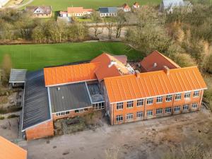 Large Pool House With 15 Bedrooms And Lots Of Activity Options