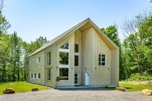 Premium Chalet for 20 with Jacuzzi, Sauna & Forest Views Near Mount Brome - Waterloo