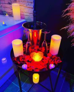 Maisons de vacances LeStudio83210 Loveroom jacuzzi balneo petit dejeuner inclus meuble de tourisme 3 etoiles : photos des chambres