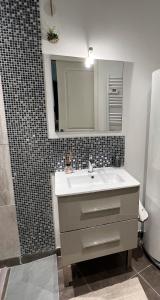 Maisons de vacances LeStudio83210 Loveroom jacuzzi balneo petit dejeuner inclus meuble de tourisme 3 etoiles : photos des chambres