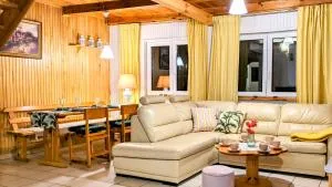 Różany Ogród - dom pod lasem, z widokiem na jezioro i kominkiem, rowery, łódka, rowerek wodny - Wopity