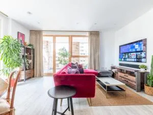 Stylish 3 Bed 2 Bath Flat Lake Views Parking Pass the Keys - London